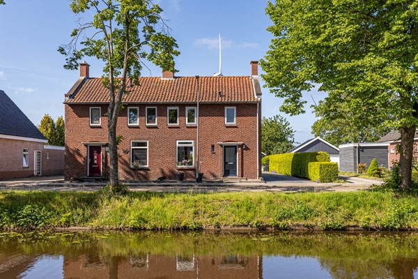 Verrassende uitgebouwde 2-onder-1 kapwoning op een rustige locatie!